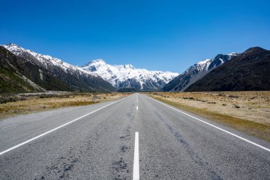 dağlara ve mavi gökyüzüne yol