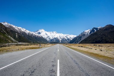 dağlara ve mavi gökyüzüne yol