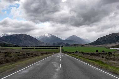 dağlara ve mavi gökyüzüne yol
