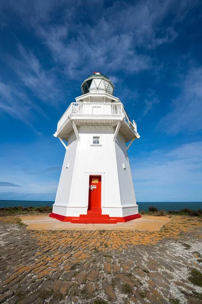 Fyren Med Röd Dörr Blå Himmel Bakgrund — Stockfoto