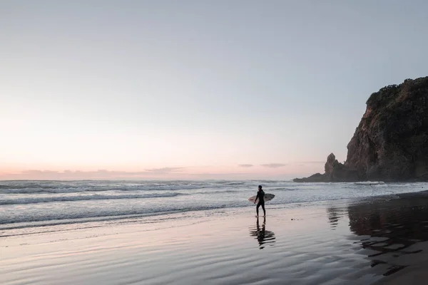 gün batımında okyanus ta sörfçü