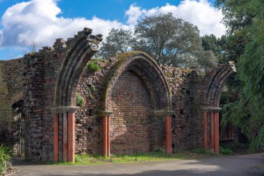 parkta tuğla kale kalıntıları