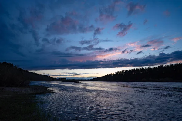 Gölün üzerinde gün batımı