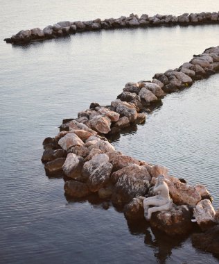 Güzel ışık ile denizde Kayalar.