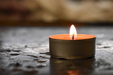 Bulanık arka planlı izole mum.