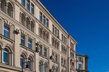 mavi gökyüzüne karşı klasik bina