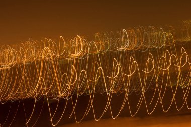 karanlık bir arka plan üzerinde gece şehrin parlama