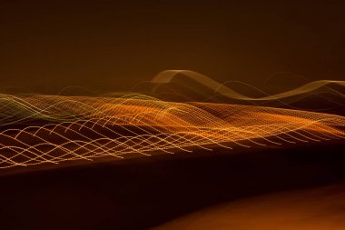 karanlık bir arka plan üzerinde gece şehrin parlama