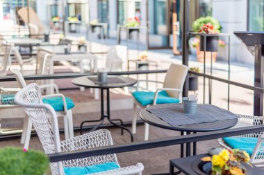 mavi yastıklı güneşli bir yaz günü sandalye kafe