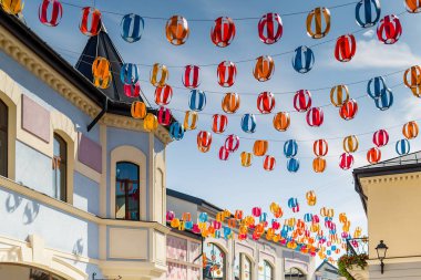Avrupa'da sokak Güneşli gün, gökyüzü fenerler ile dekore edilmiştir