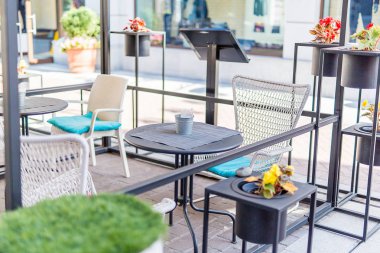 mavi yastıklı güneşli bir yaz günü sandalye kafe