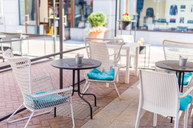 mavi yastıklı güneşli bir yaz günü sandalye kafe