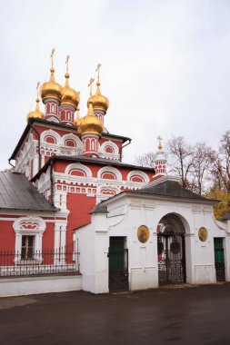 giriş, kırmızı beyaz renkli Hıristiyan Kilisesi kapısı