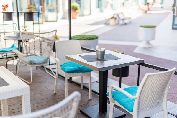 mavi yastıklı güneşli bir yaz günü sandalye kafe