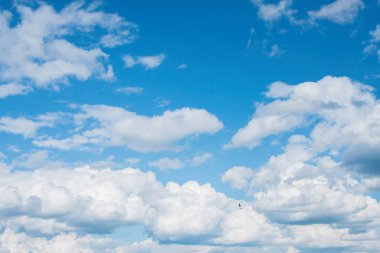 Mavi gökyüzünde büyük beyaz bulutlar