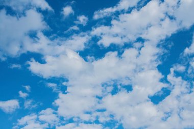 Mavi gökyüzünde büyük beyaz bulutlar