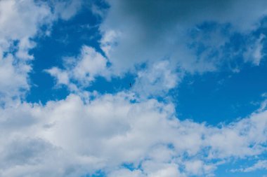 Mavi gökyüzünde büyük beyaz bulutlar
