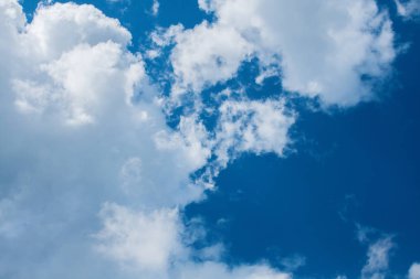 Mavi gökyüzünde büyük beyaz bulutlar