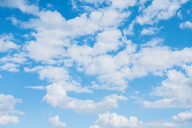 Mavi gökyüzünde büyük beyaz bulutlar