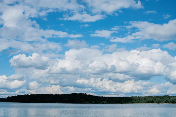 Nubes Blancas Cielo Azul Una Orilla Soleada Del Bosque Del —  Fotos de Stock