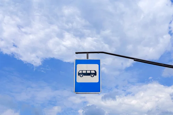 Açık Mavi Bulutlu Gökyüzünün Arkaplanındaki Otobüs Durağı Tabelası Yukarıdan Bir — Stok fotoğraf