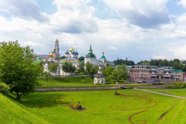Moskova bölgesindeki Sergiev Posad kentindeki Trinity-Sergiev Lavra Manastırı, ülkenin dört bir yanından gelen hacıların yaşadığı bir yer. Kiliseler ve dini binalardan oluşan güzel bir mimari kompleks.