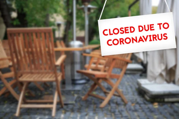 Coronavirus Işareti Nedeniyle Kapalı Arka Planda Bulanık Bir Kafe Arka — Stok fotoğraf