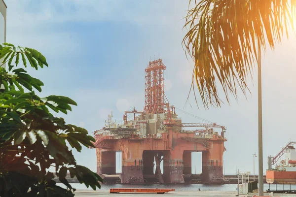 Gas and oil rig platform ith harbour — Stock fotografie