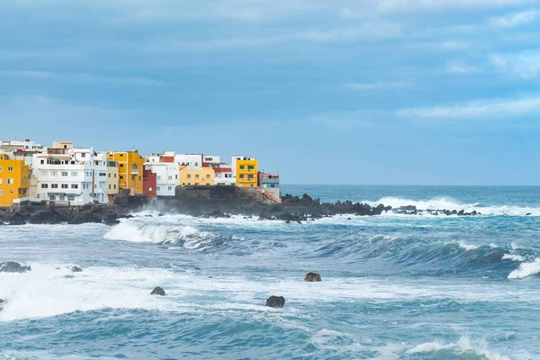 Vista sobre a costa oceânica e edifícios coloridos sobre a rocha em Punta Brava, Puerto de la Cruz, Tenerife, Ilhas Canárias, Espanha — Fotografia de Stock