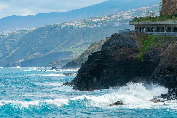 Blick auf die Straße am felsigen und felsigen Ufer von Puerto de la Cruz, Teneriffa, Kanarische Inseln, Spanien — Stockfoto