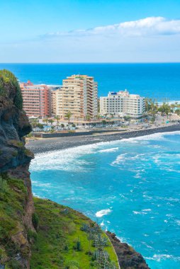 Kumsalda, siyah kumlu oteller. Playa de Martianez, Puerto de la Cruz, Tenerife, İspanya