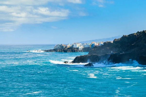 Blick auf das Meer und bunte Gebäude auf dem Felsen in Punta Brava, Puerto de la Cruz, Teneriffa, Kanarische Inseln, Spanien — Stockfoto