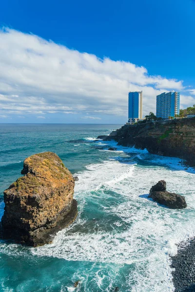 Vue sur mer et bâtiments hôteliers sur le rocher à Punta Brava, Puerto de la Cruz, Tenerife, Îles Canaries, Espagne — Photo