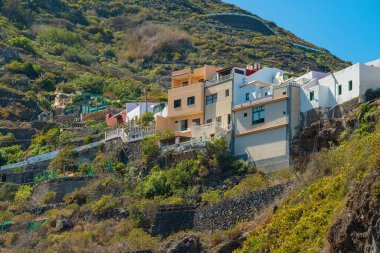 Garachico, Tenerife, Kanarya Adaları, İspanya 'daki Dağ ve renkli binaların manzarası