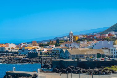 Okyanus kıyısındaki güzel bir Garachico kasabasının panoramik manzarası, Tenerife, Kanarya Adaları, İspanya