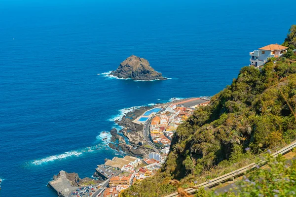 Hermosa vista panorámica de una acogedora ciudad de Garachico en la orilla del océano desde la alta montaña, Tenerife, Islas Canarias, España — Foto de Stock