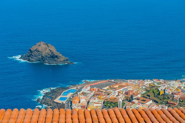 Hermosa vista panorámica de una acogedora ciudad de Garachico en la orilla del océano desde la alta montaña, Tenerife, Islas Canarias, España — Foto de Stock