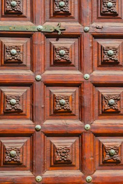 Garachico, Tenerife, İspanya 'da süsleri olan antik İspanyol tarzı tahta kapı..