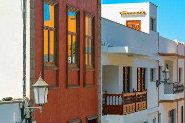 İspanyol kasabası Garachico 'da dar bir sokakta renkli binalar güneşli bir günde, Tenerife, Kanarya Adaları, İspanya.