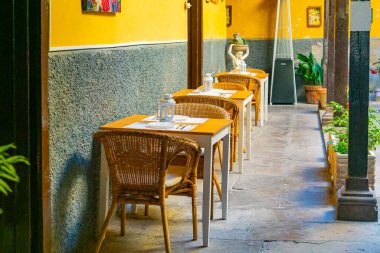 Aile restoranı olan küçük bir İspanyol terası. Garachico, Tenerife, İspanya 'da rahat sandalyeler ve küçük masalar