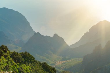 Los Carrizales, Tenerife, İspanya 'da güneşli bir günde güzel dağ manzarası