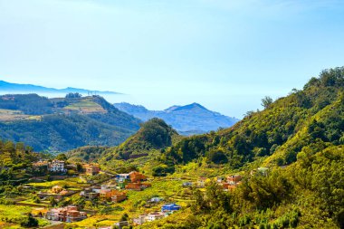 Anaga dağlarının sisli panoramik manzarası. Güneşli bir günde mavi gökyüzü, Tenerife Kanarya Adaları, İspanya