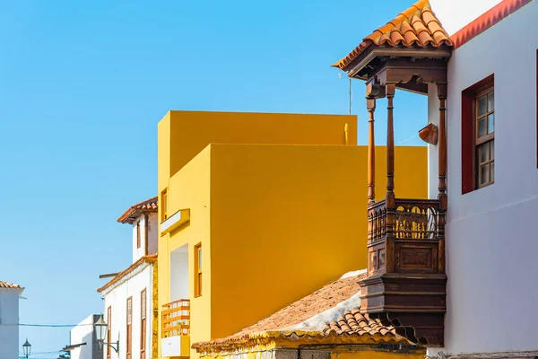 Edifícios coloridos em uma rua estreita na cidade espanhola Garachico em um dia ensolarado, Tenerife, Ilhas Canárias, Espanha . — Fotografia de Stock