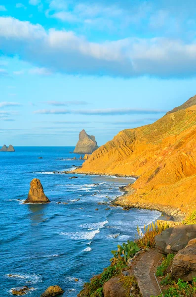 Aussichtspunkt am berühmten Strand von Benijo von oben mit Meereswellen, Teneriffa, Spanien. Landschaftlich reizvolle Küstenlandschaft. — Stockfoto