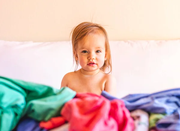 Mignon Adorable Souriant Caucasien Baby Sitting Pile Dirty Laundry Bed — Photo