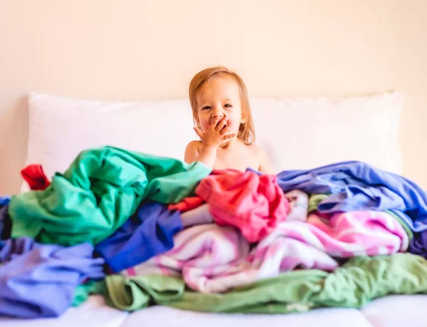 Mignon Adorable Souriant Caucasien Baby Sitting Pile Dirty Laundry Bed — Photo