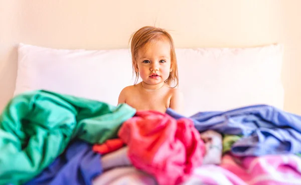 Mignon Adorable Souriant Caucasien Baby Sitting Pile Dirty Laundry Bed — Photo