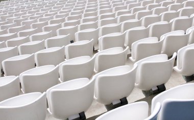 spor stadyumunda boş beyaz koltuk satır