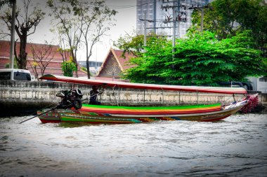 Bu benzersiz fotoğraf Bangkok Mae Nam Chao Phraya Nehri üzerinde sürüş eski geleneksel uzun kuyruk tekneler gibi gösterir