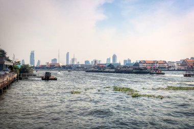 Bu benzersiz fotoğraf Bangkok Mae Nam Chao Phraya Nehri üzerinde sürüş eski geleneksel uzun kuyruk tekneler gibi gösterir